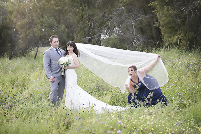 Maid Of Honour Hilariously Photobombs Bride And Grooms Wedding Pics