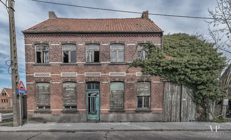  photographed decaying house 
