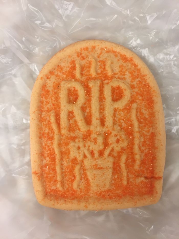 En el hospital les dan estas galletas a los pacientes, por Halloween. No lo han pensado bien
