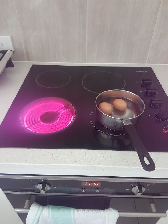 Cuando vuelves a la cocina a por tus huevos que ya llevan bastante rato cociendo