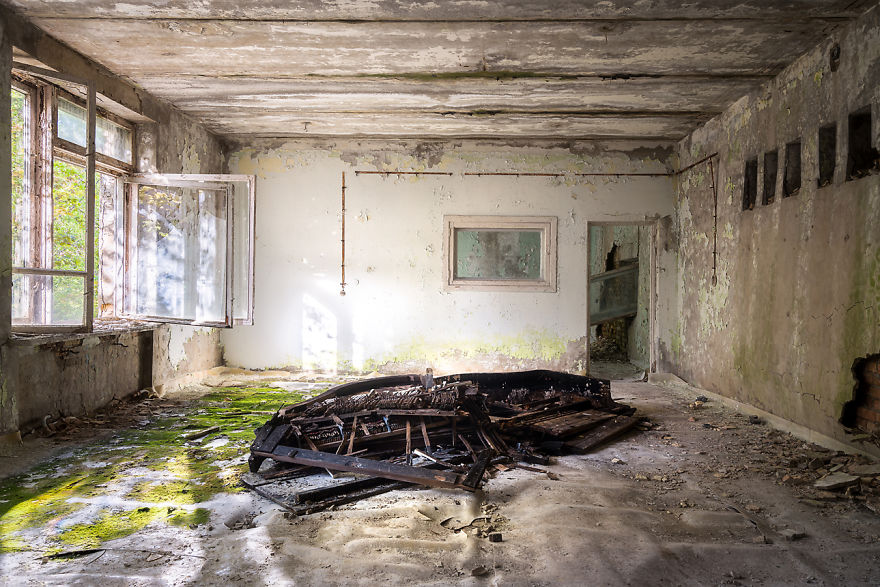 photographing abandoned pianos left rot 