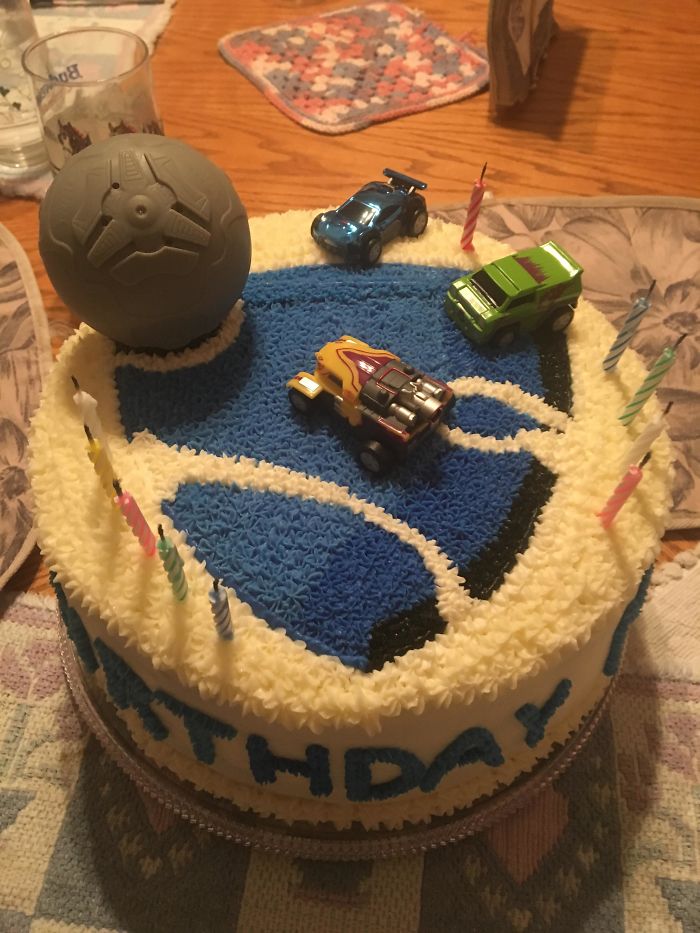 Ayer cumplí 24 años y mi madre me hizo esta tarta