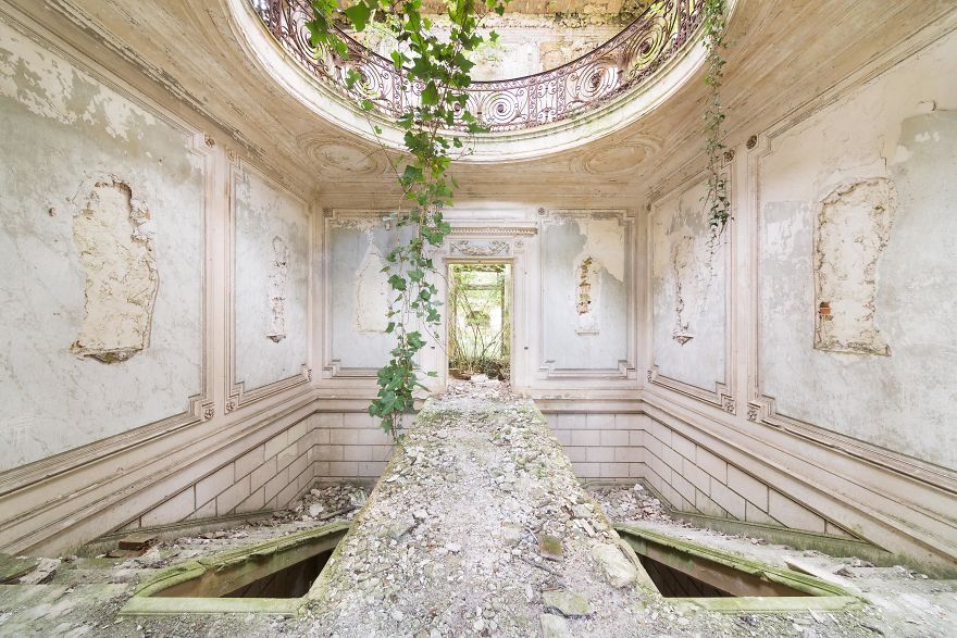  let take look inside beautiful abandoned ruins 