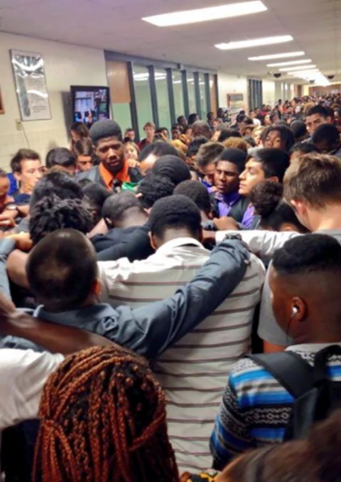 The Halls Of A High School In Texas Filled With Students Supporting Their Classmate After His Mother Lost Her Battle With Cancer