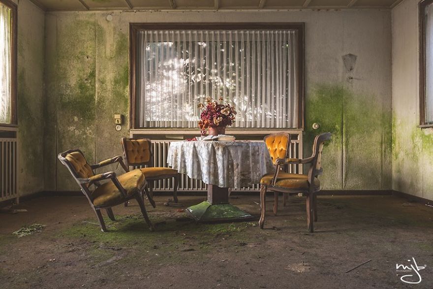  photographed hundreds abandoned buildings tell their secrets 