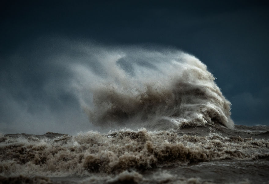 I Endured 3 Hours Of Gale-Force Winds To Capture These Massive Lake Erie Waves