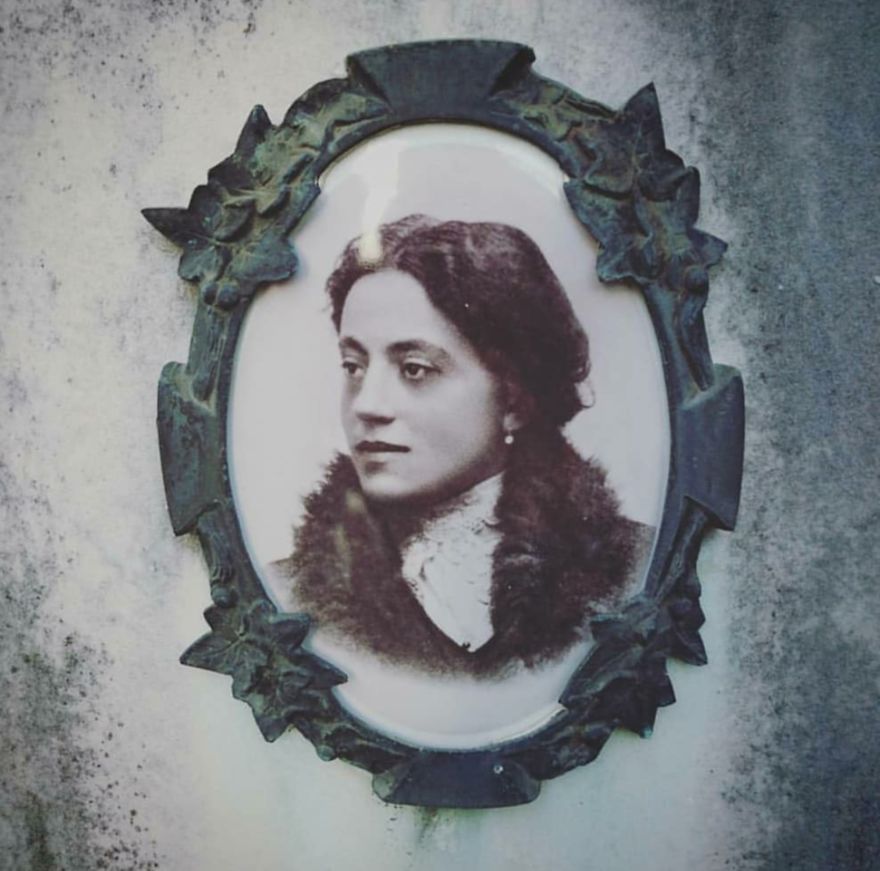 40 Photos Of Fascinating Photographs I Found On Old Tombstones In Italian Cemeteries