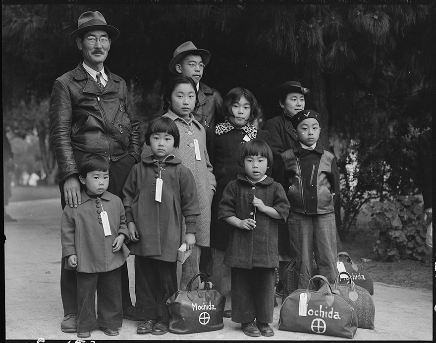 50 Haunting Photos From WWII Japanese Internment Camps That Were Censored For More Than 60 Years