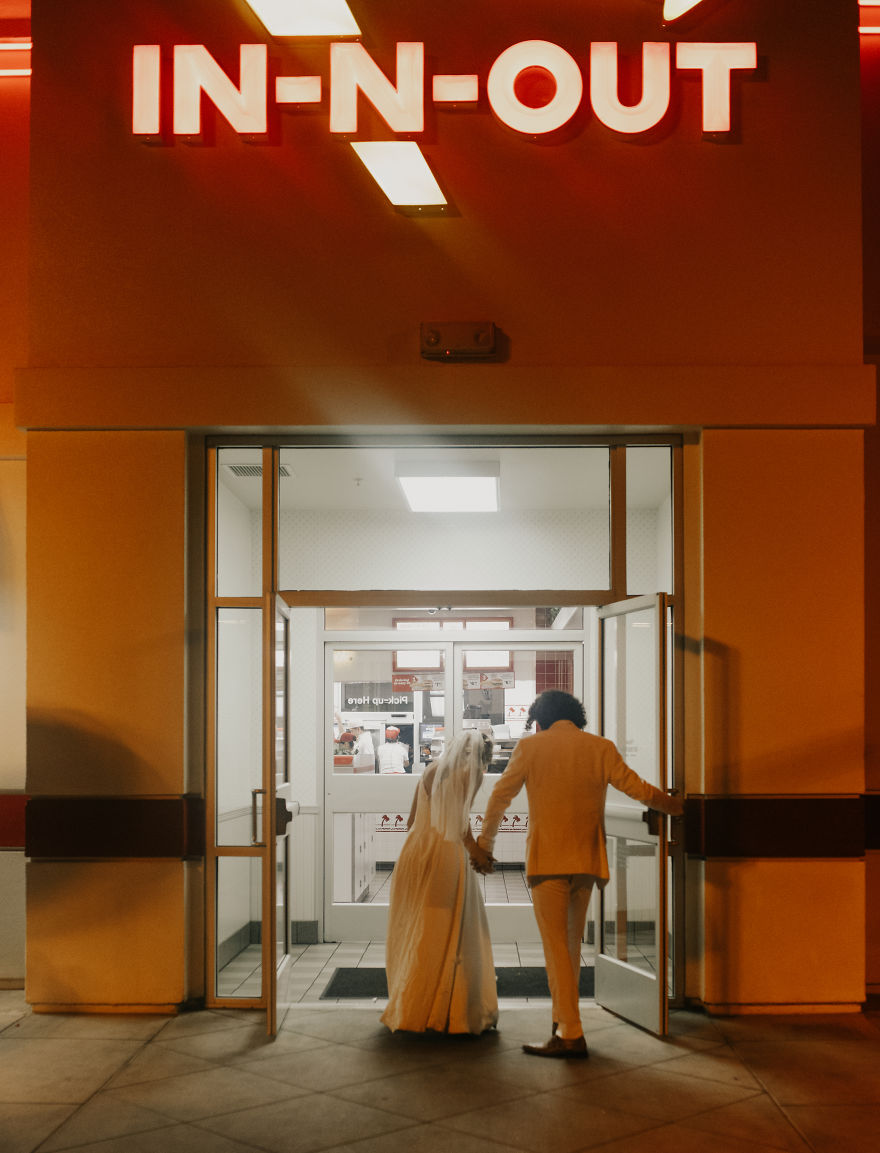 I Captured A Couple For Their Wedding Photos At In-N-Out Burger Chain Restaurant (21 Pics)