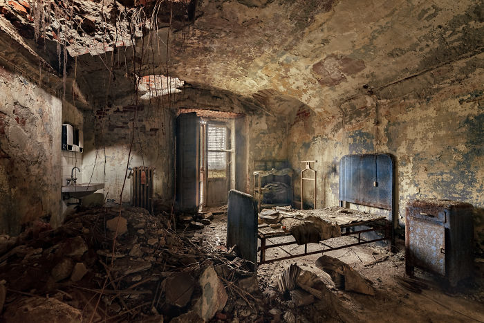 eerie photos italy abandoned insane asylums 