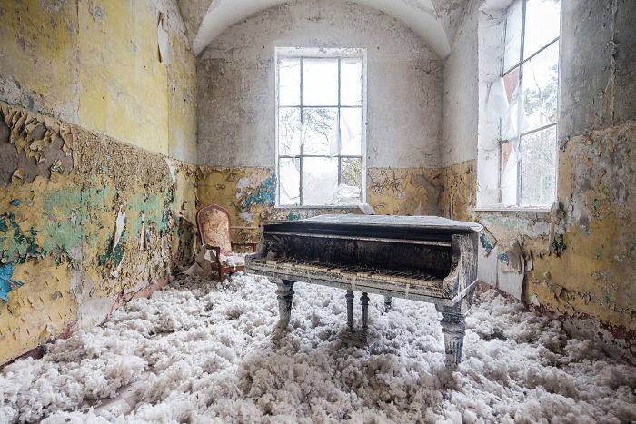I Explored Abandoned Places In Germany, Here Are 12 Pianos That I Found