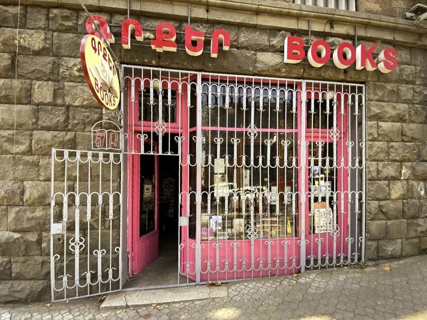  photographed bookstore looks like hogwarts tower room 