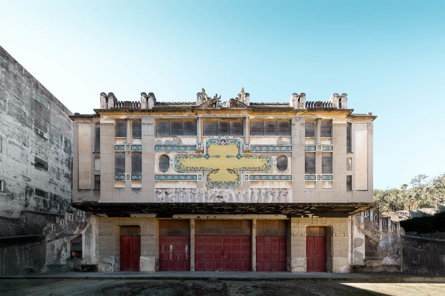 My 6 Pics Of A Mysterious Theater Abandoned For Over 60 Years