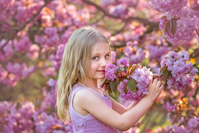 I Photograph Pregnant Women And Children In Spring Blossoms