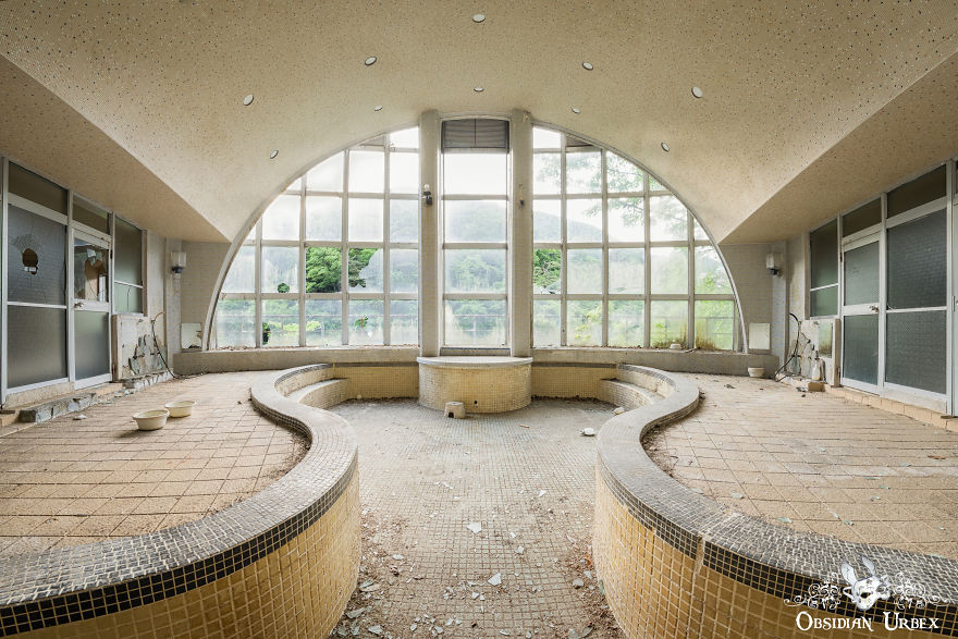 I Explored An Abandoned Spa Hotel In Japan (12 Pics)