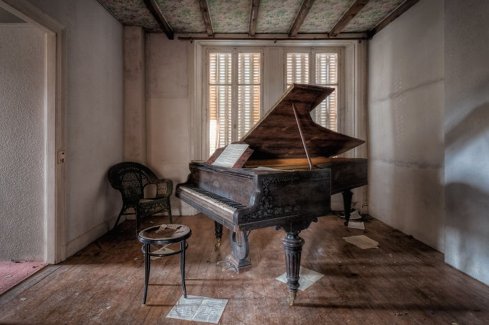 I Traveled Through Europe To Capture Forgotten Pianos (25 Pics)