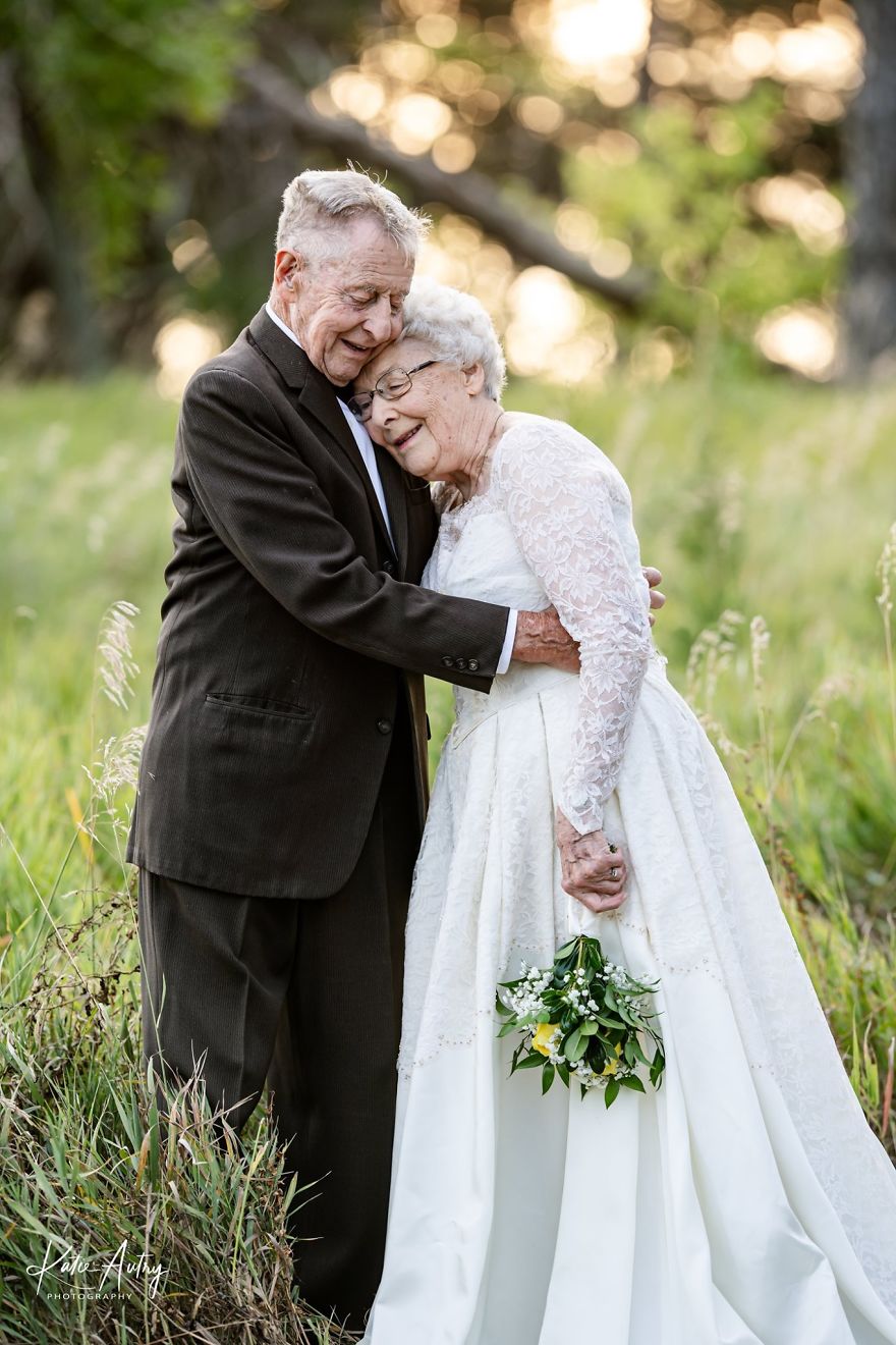 Couple Whos Been Married For 60 Years Recreates Their Wedding Photos In Original Outfits