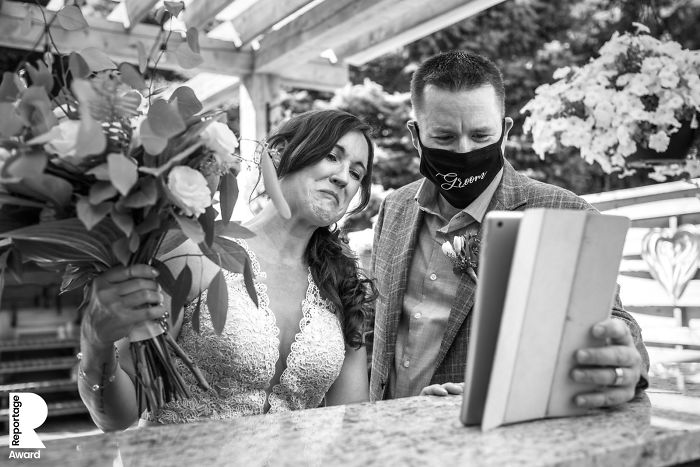  emotional photos weddings during pandemic won 