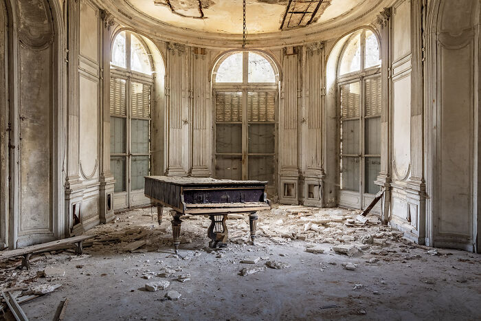 As A Pianist And A Photographer, I Spent Over 10 Years Looking For Abandoned Pianos In Europe. Here Are My 31 Favorite Photos