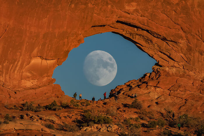 Not Photoshopped: Photographer Uses Only Lens To Make The Moon Look Supersized (26 Pics)