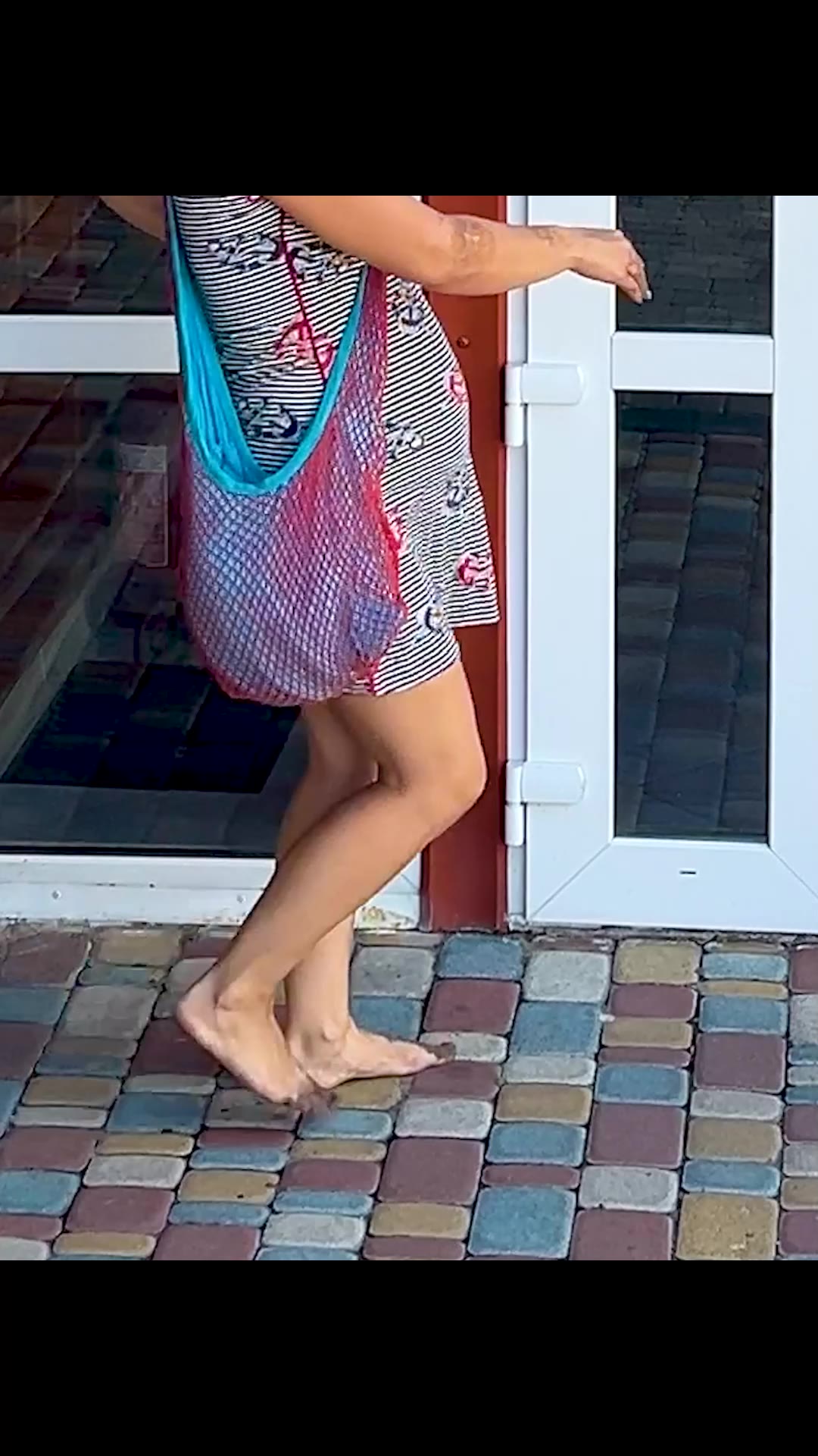 Pregnant homeless lady gets food from little girl — Wait Until You See What Happens Next