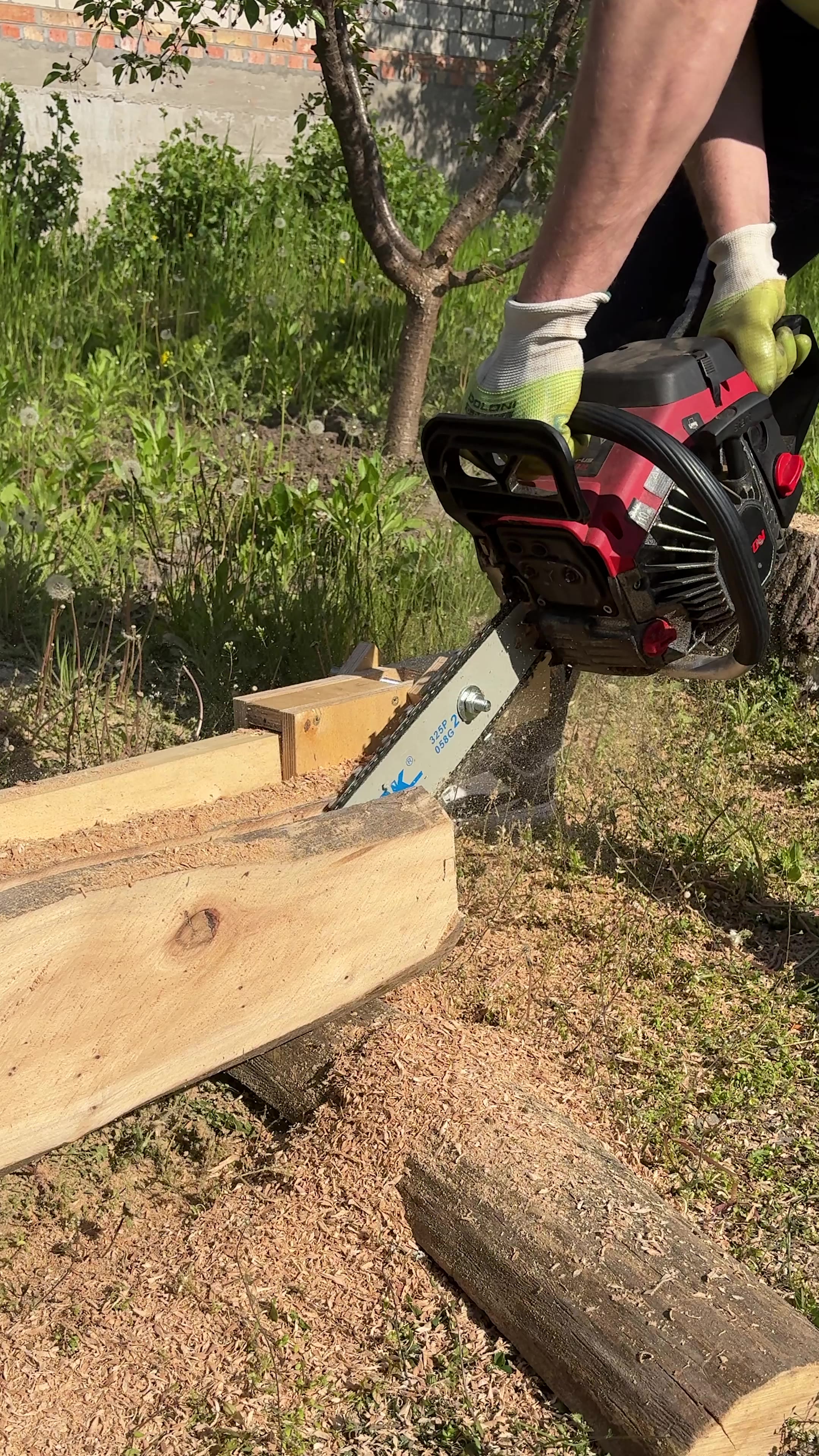 Turning Logs Into Lumber With a Chainsaw Never Gets Old 🌲