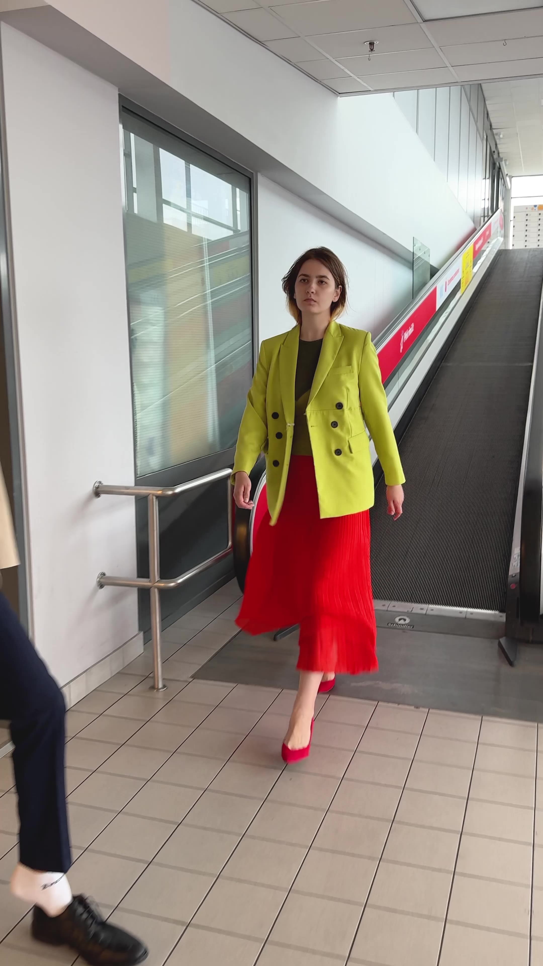 She Helped a Stranger… Then Burst Into Tears 😭❤️