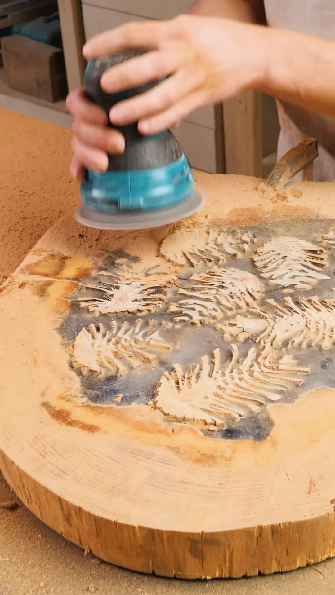 2 brilliant tables made with log slices and epoxy!