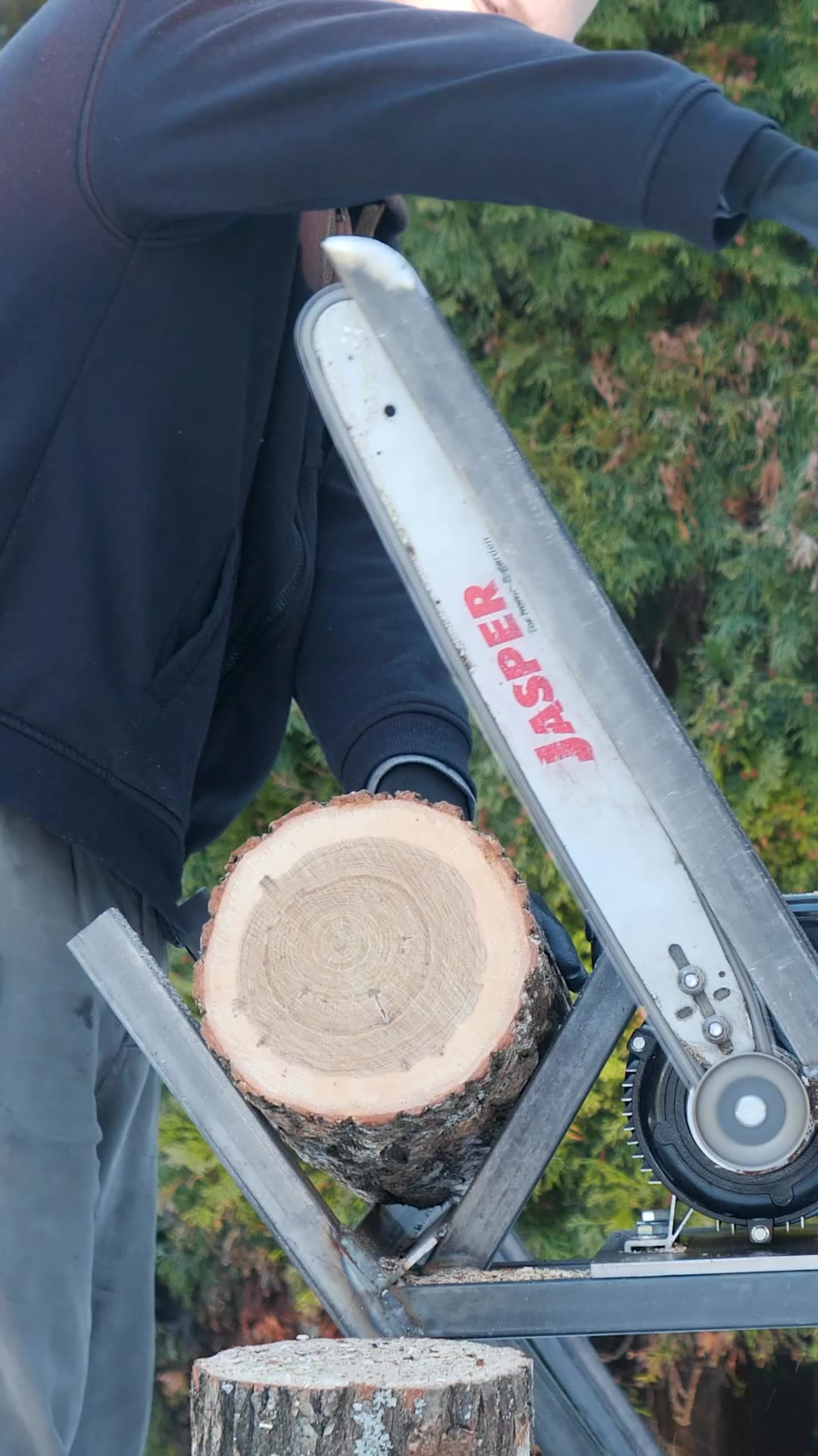 This DIY chainsaw setup makes cutting firewood so much easier!