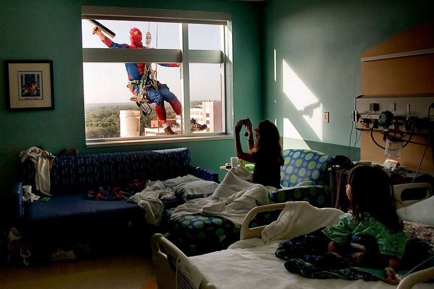 spiderman-window-washers-childrens-hospital-1