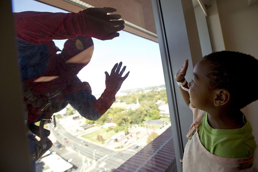 spiderman-window-washers-childrens-hospital-3