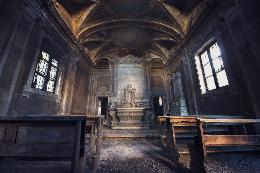 Photographer Explores Abandoned Italian Ruins And Takes Stunning Photographs (23 pics)
