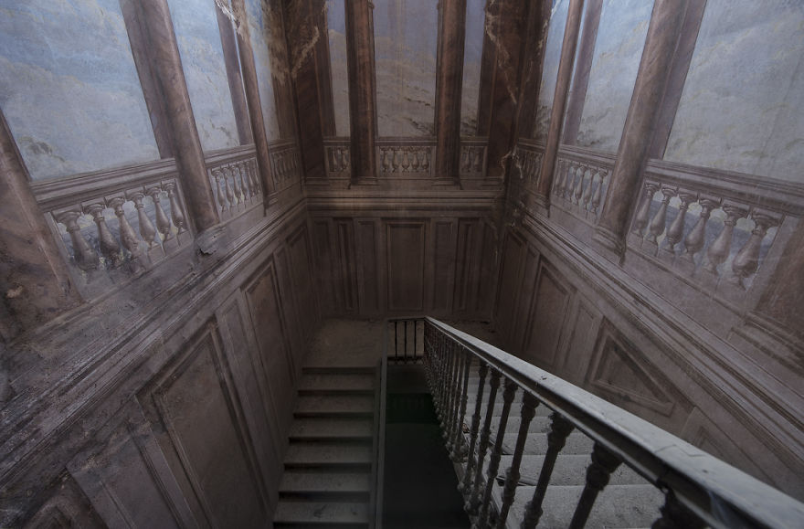 Photographer Explores Abandoned Italian Ruins And Takes Stunning Photographs (23 pics)