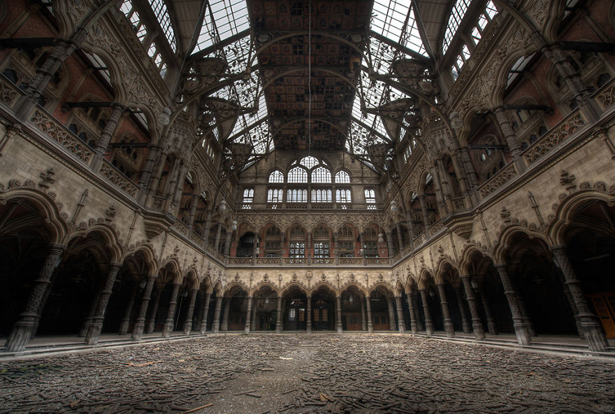 A Country Left In Ruins: Pictures Of Belgium's Abandoned Places (21 pics)
