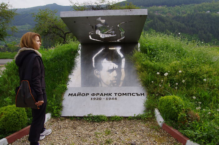 Major Frank Tompson, Tompson, Bulgaria
