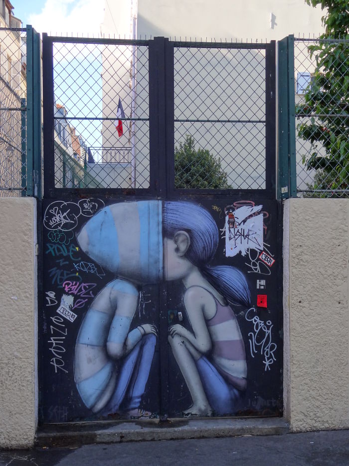Seth Globe Painter Door In Paris