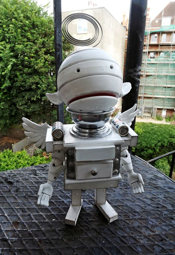 I Make Robots Out Of Rubbish