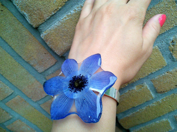 Designer Creates Jewelry With Real Flowers