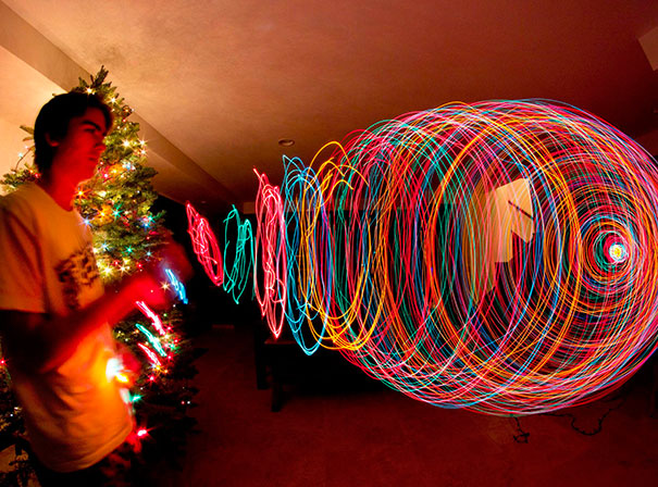 What Happens When You Take A Long-Exposure Picture Of A Christmas Tree While Zooming Out