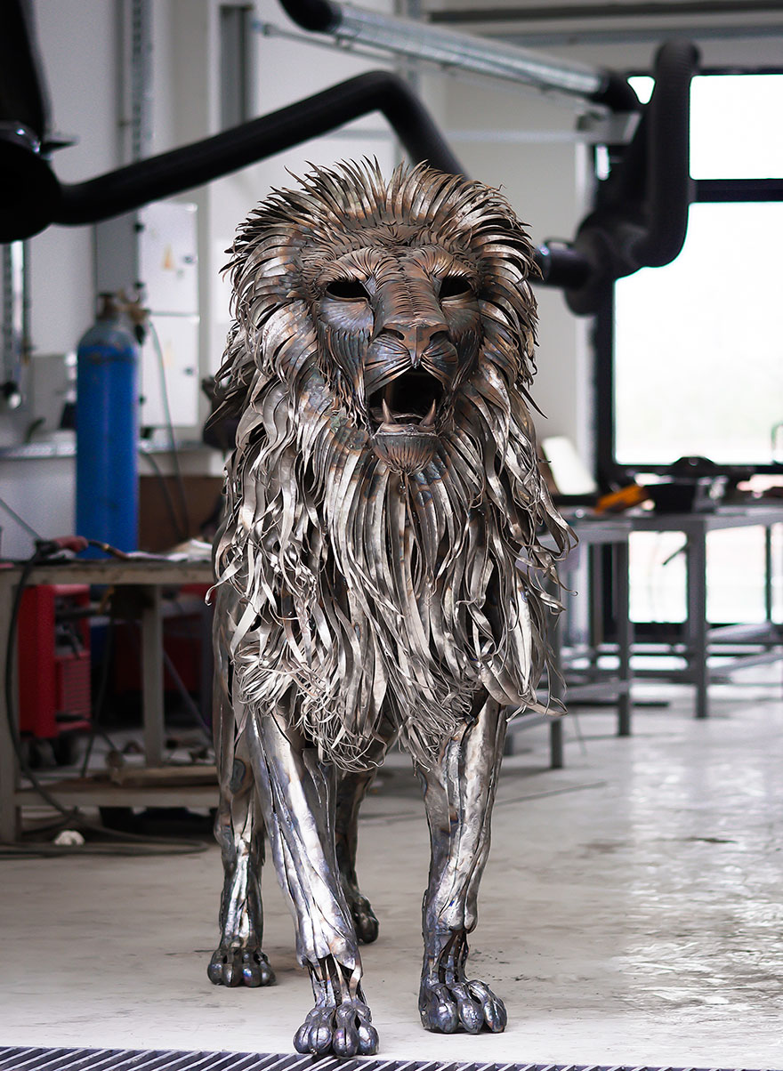 Majestic Lion Sculpture Made Of 4,000 Pieces Of Hammered Scrap Metal by Selçuk Yılmaz