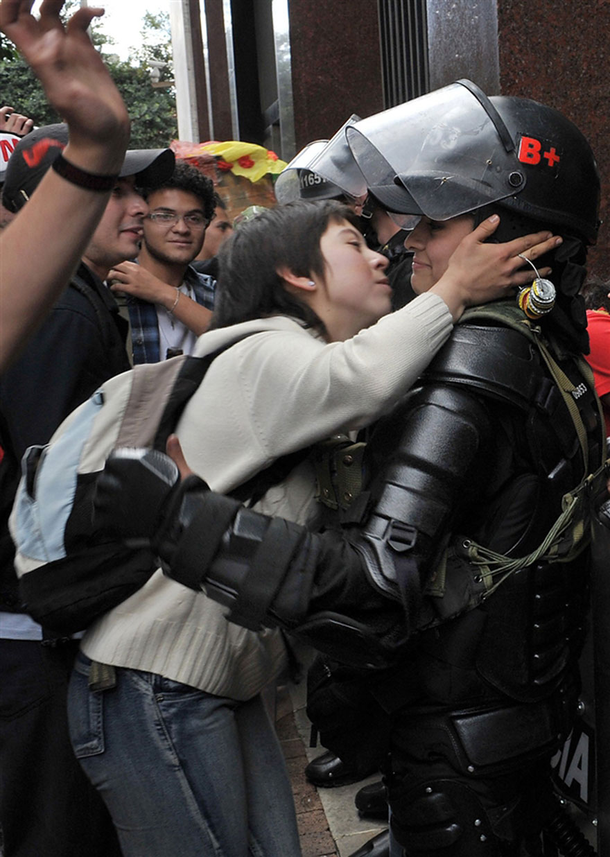 18 Powerful Moments of Peace During Protests