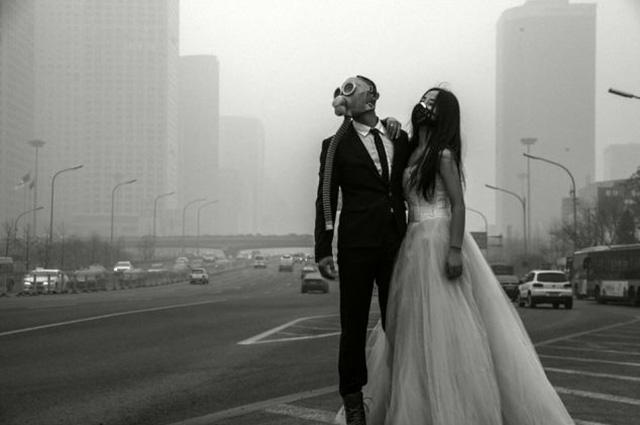 Couple Poses With Gas Masks For Their Wedding Photos To Protest Heavy Pollution In China