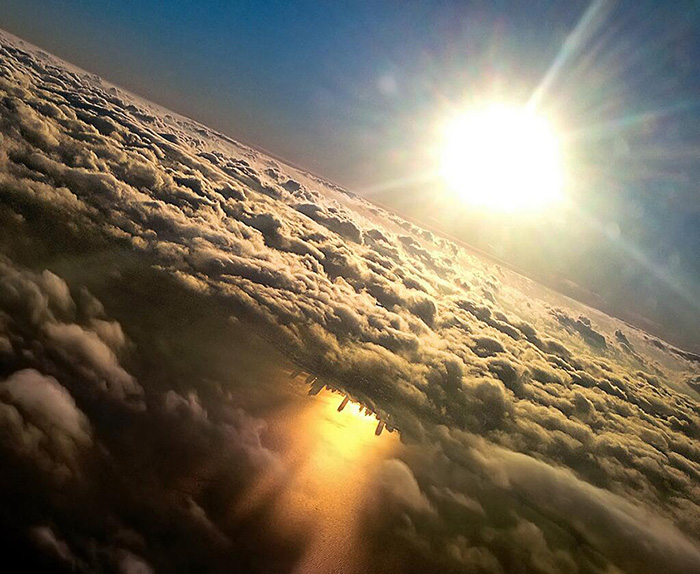 Breathtaking Picture of Chicago Reflected on Lake Michigan Captured By Guy With Iphone In Airplane