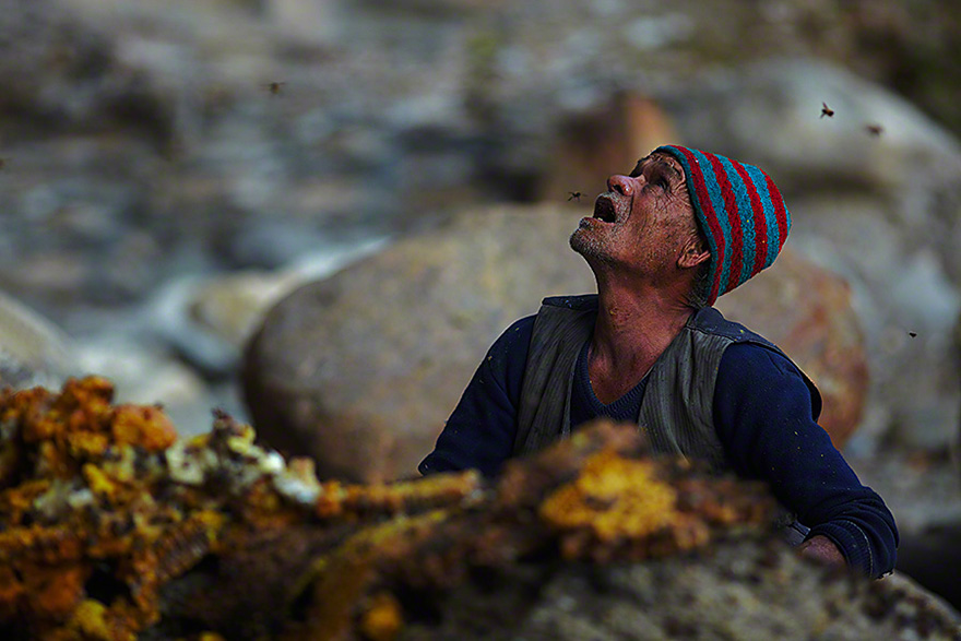 Stunning Images Of The Ancient Traditional Honey Hunters Of Nepal