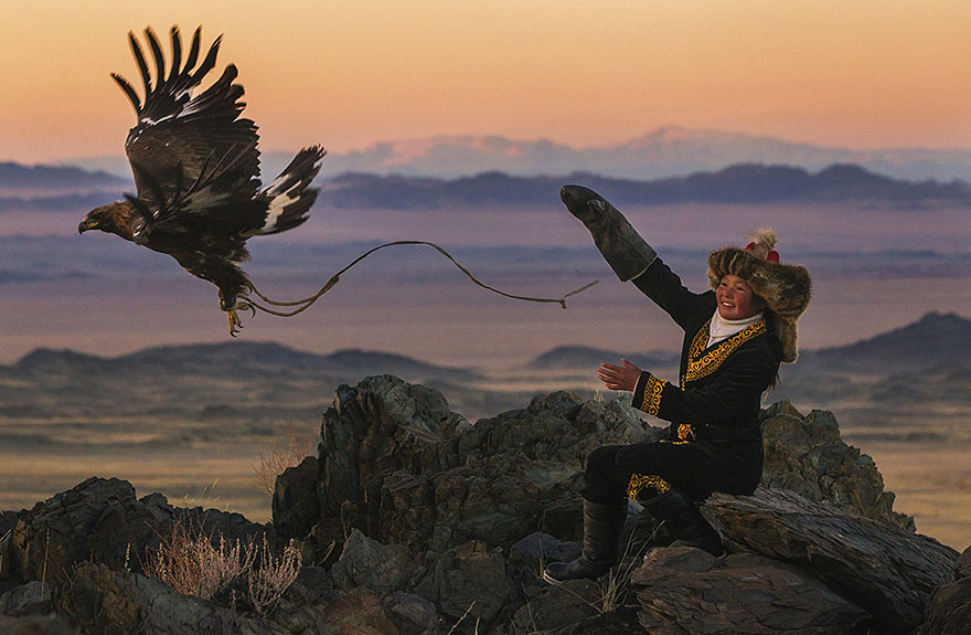 kazakh-female-eagle-hunter-asher-svidensky-1