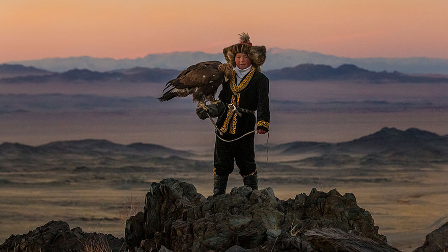 kazakh-female-eagle-hunter-asher-svidensky-2