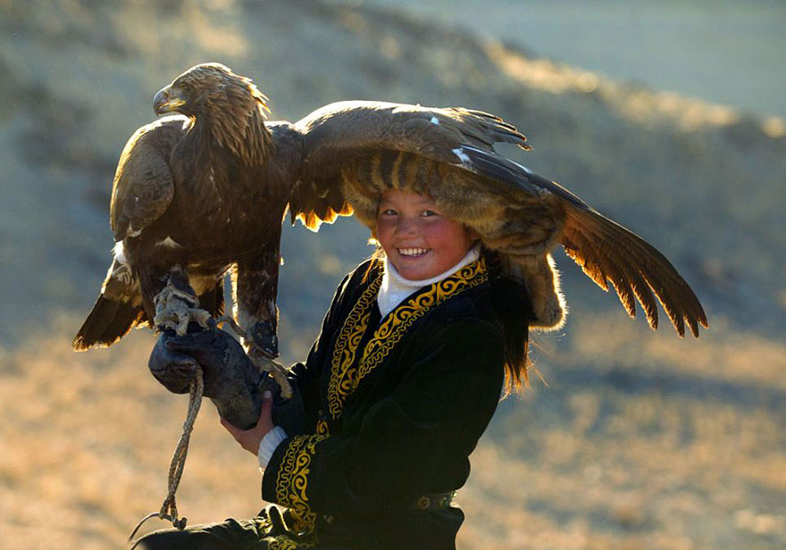 kazakh-female-eagle-hunter-asher-svidensky-3