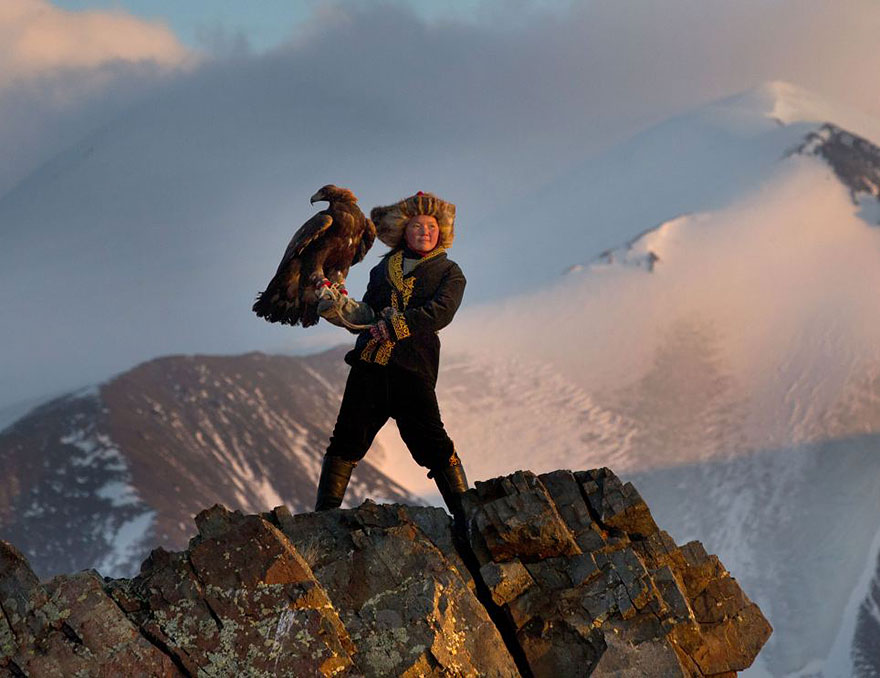 kazakh-female-eagle-hunter-asher-svidensky-4