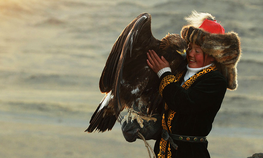 kazakh-female-eagle-hunter-asher-svidensky-5