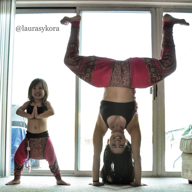 Mother And 4-Year-Old Daughter Take Adorable Pictures Of Their Impressive Yoga Poses